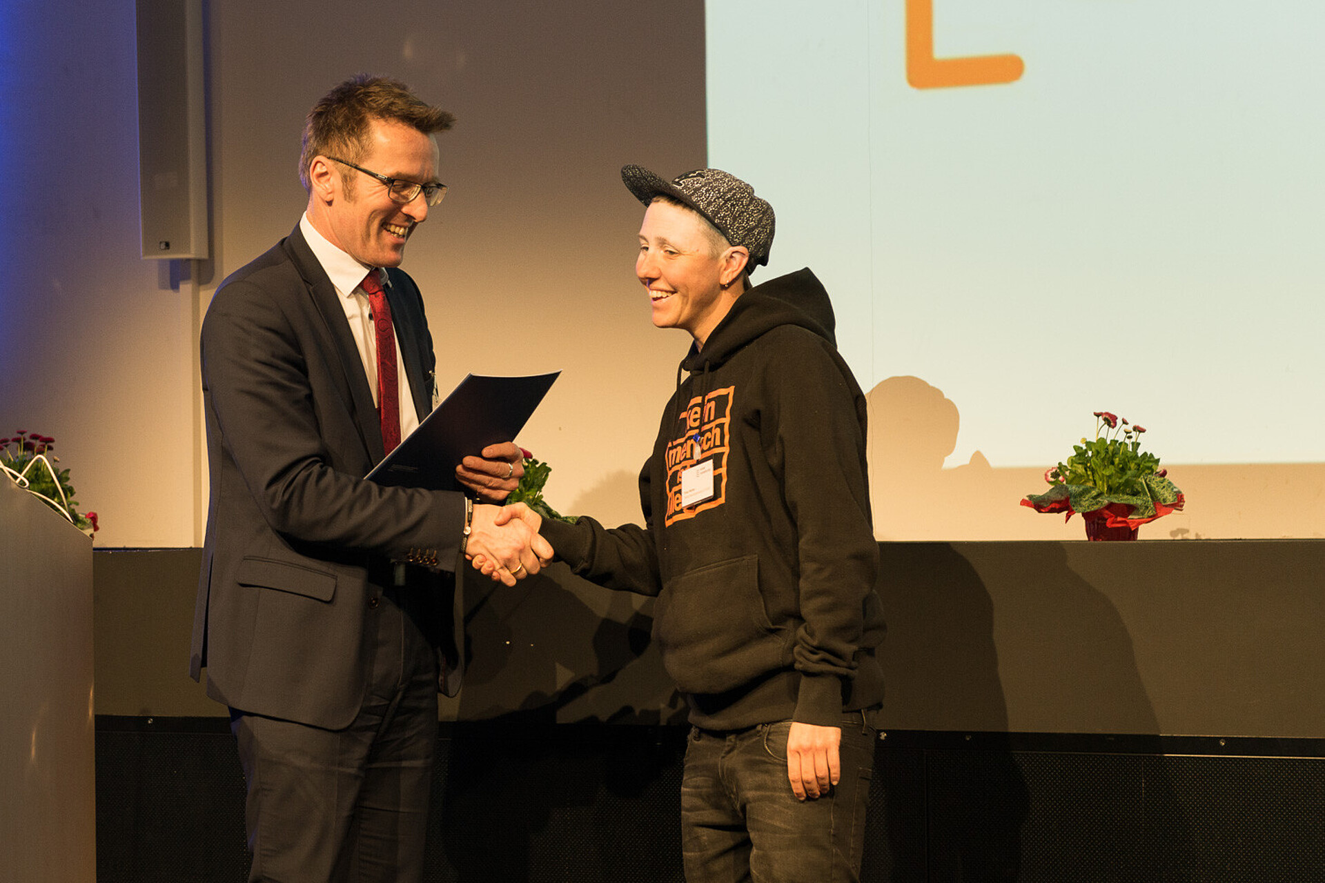 Hochschulpräsident der HAW Hamburg, Prof. Dr. Micha Teuscher überreicht eine Stipendienurkunde