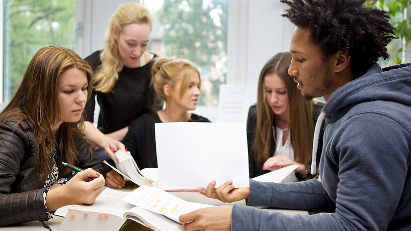 Studierende aus der Alexanderstraße auf dem Campus Berliner Tor Studierende aus der Alexanderstraße auf dem Campus Berliner Tor