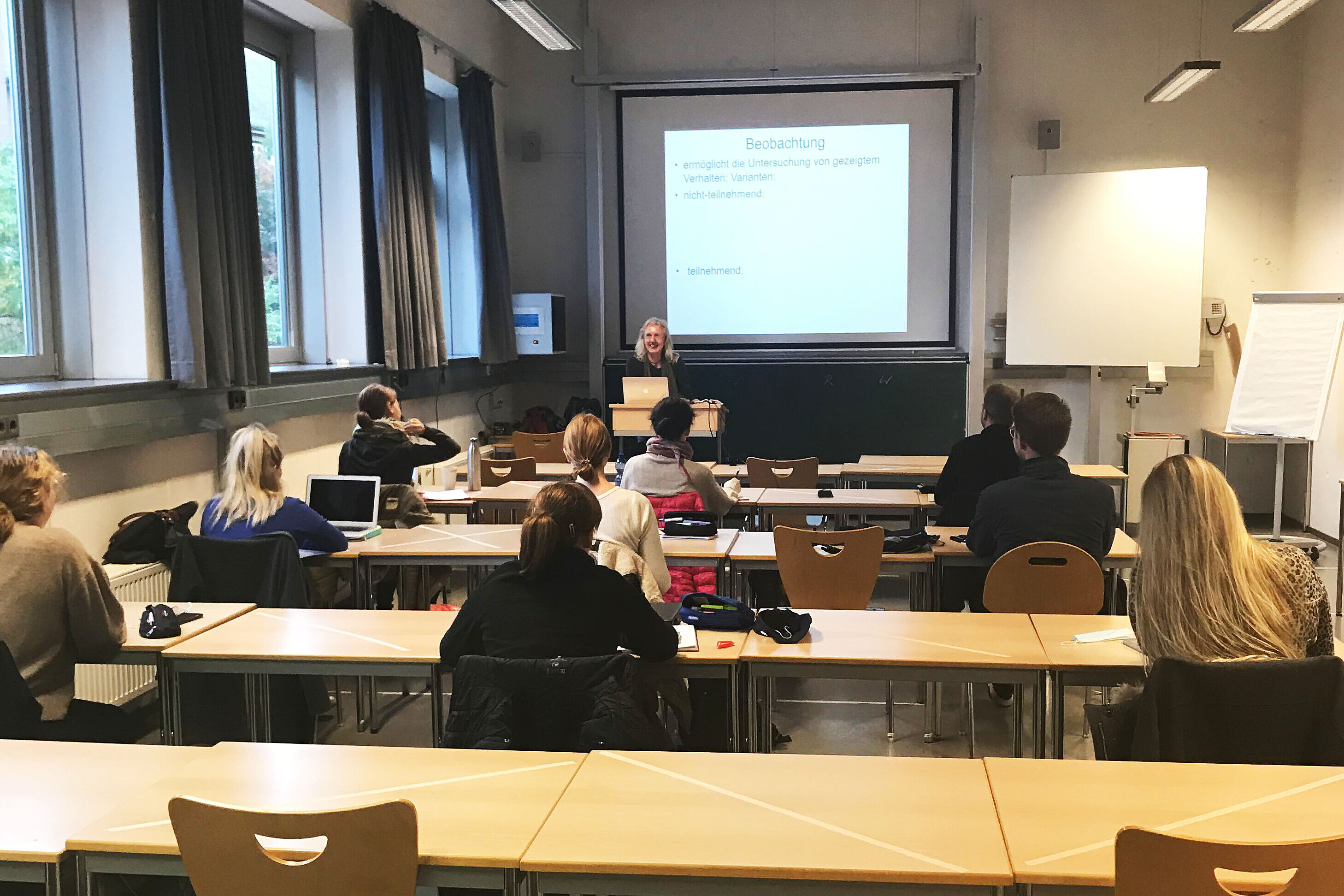 Semesterstart WS 2020/21
Semesterstart: Wintersemester 20/21 in Hybridform: Studierende sitzen im Abstand im Seminarraum.