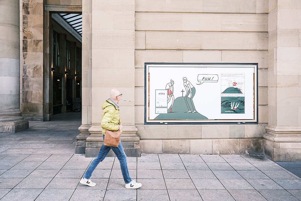 Comicbuchpreis_Ausstellung_Stuttgart_1 Ein Mann schaut sich den Comic von Mia Oberländer an.