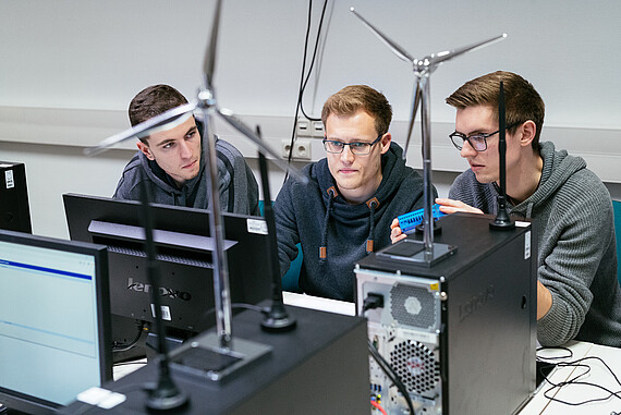 
                                Studierende des Departments Informations- und Elektrotechnik bei der Arbeit am Projekt Windrad / Smart Grids
                            