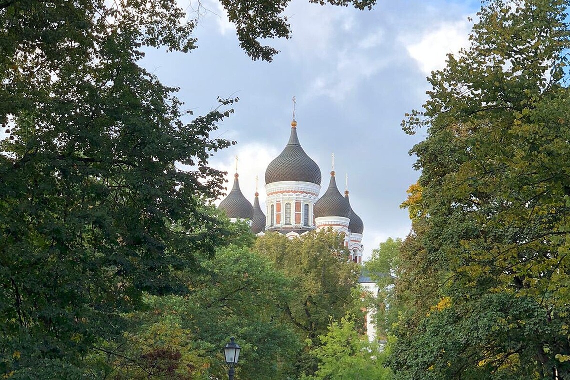 Orthodoxe Kirche vor blauem Himmel