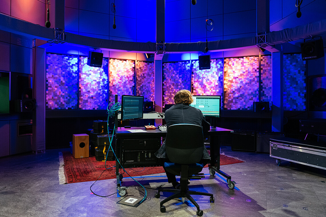 Studierende des Departments Medientechnik im Tonlabor