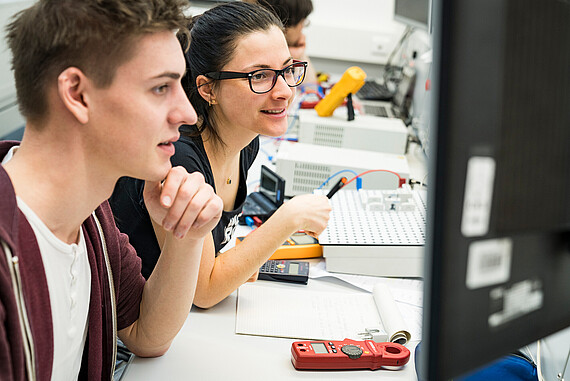 DMI, Studierende des Department Medientechnik, EAW Labor,
Andreas Bender, Studiengang Medientechnik