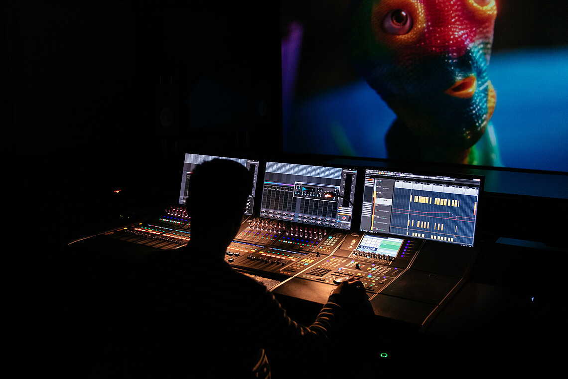 Studierende des Departments Medientechnik im Tonlabor