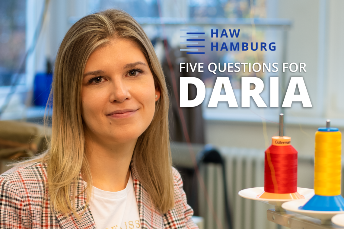 Studentin mit einer Nähmaschine