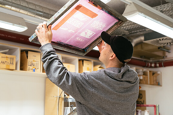 
                                Studierende der Fakultät Design, Medien und Information in den Druckwerkstätten
                            