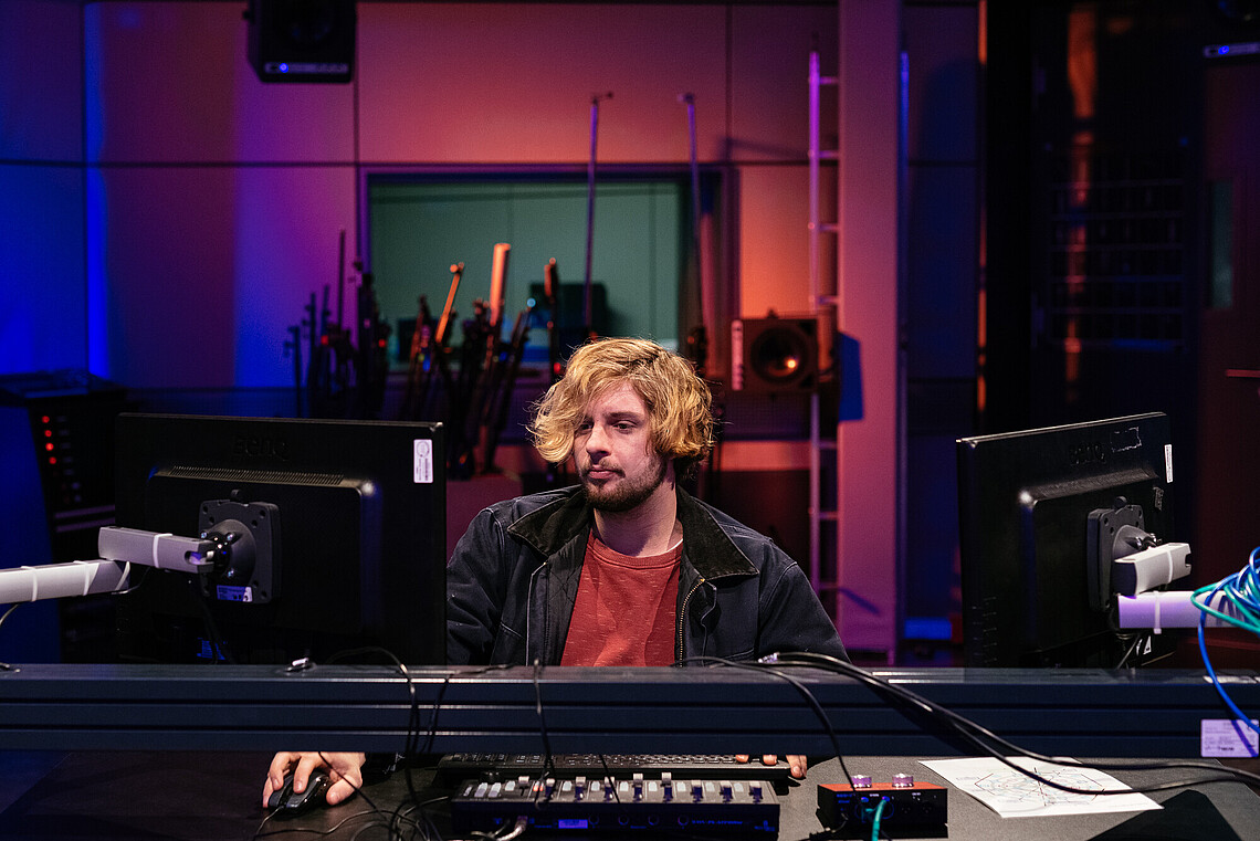 Studierende des Departments Medientechnik im Tonlabor