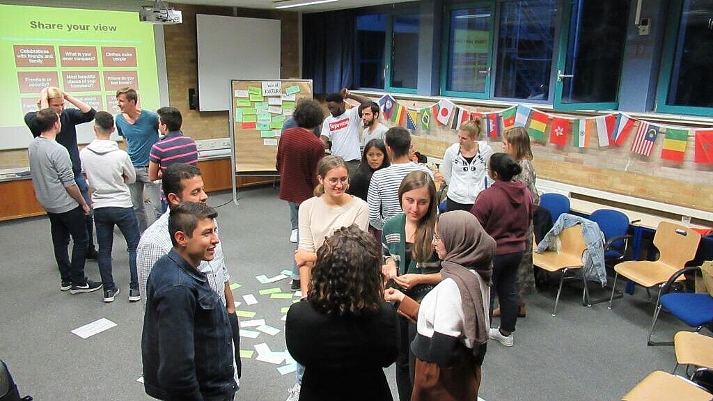 Bild von Gesprächsgruppen im Kulturcafé 