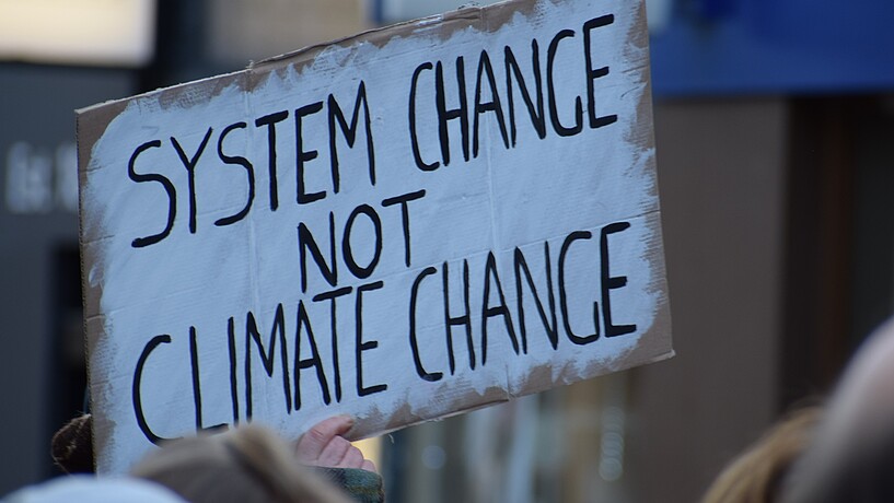 Proteste gegen den Klimawandel Plakat auf einer Demonstration gegen den Klimawandel "System change noch Climate Change"