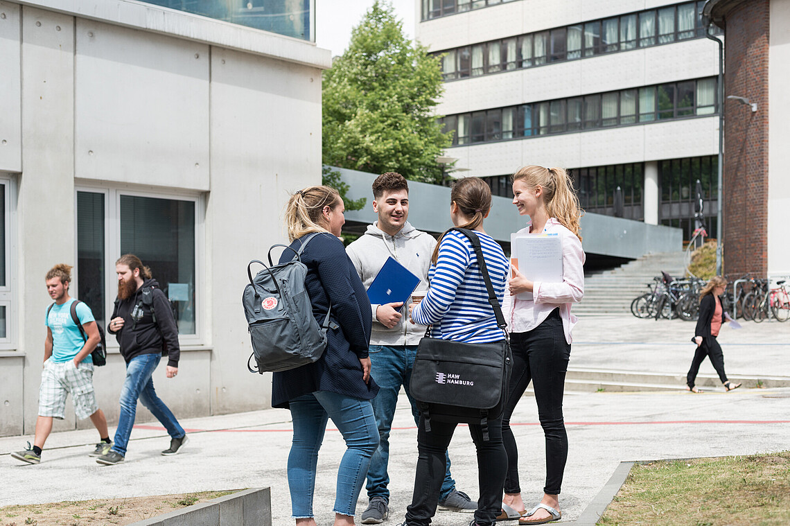 Campus Berliner Tor mit Studierenden