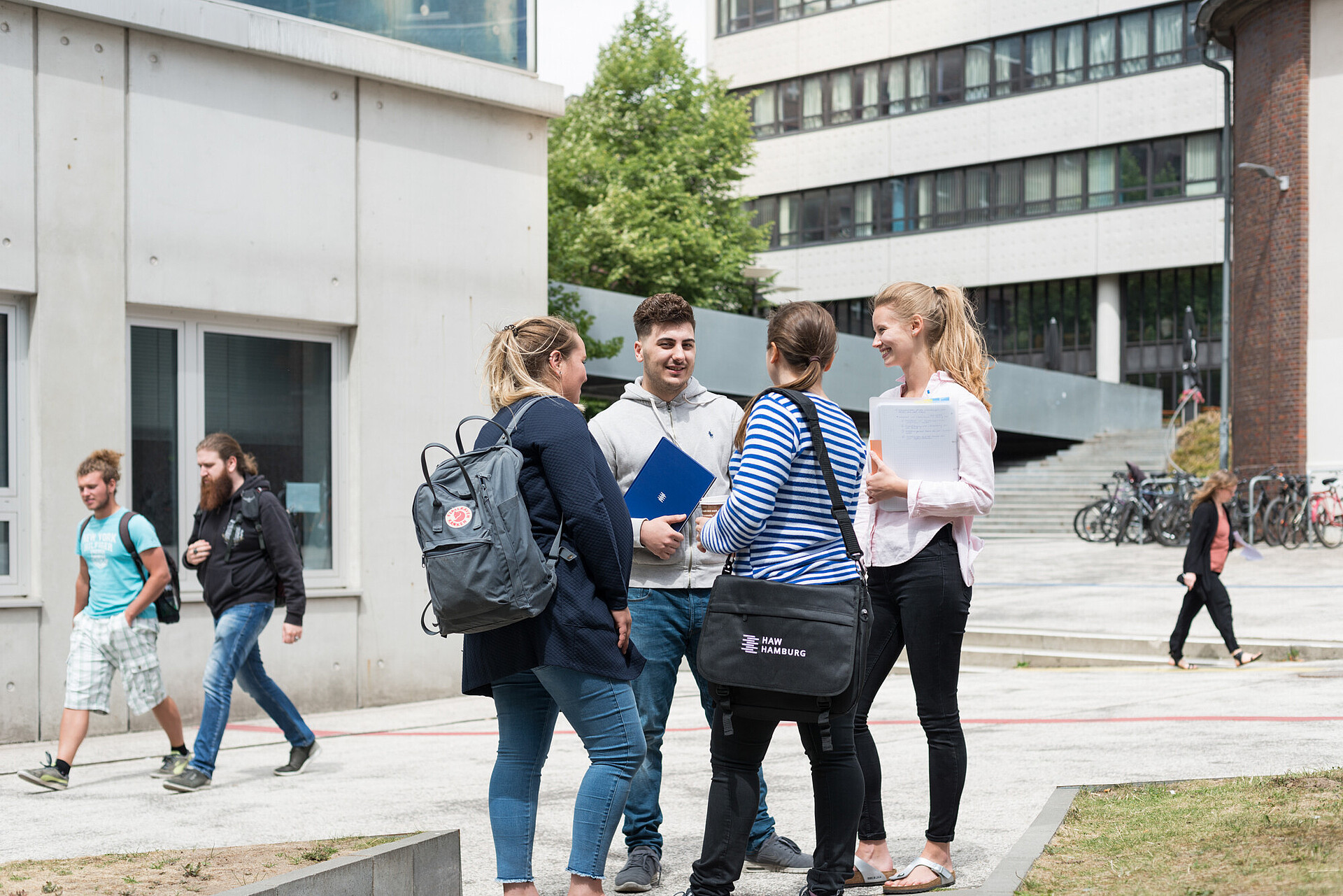 Students at the Berliner Tor Campus