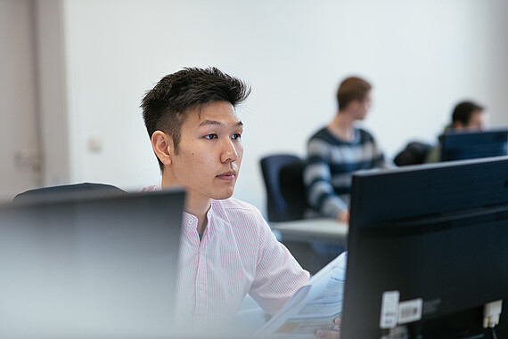 
                                Studierende des Departments Maschinenbau und Produktion während der Veranstaltung "Produktmanagement". Dozentin: Julia Perel
                            