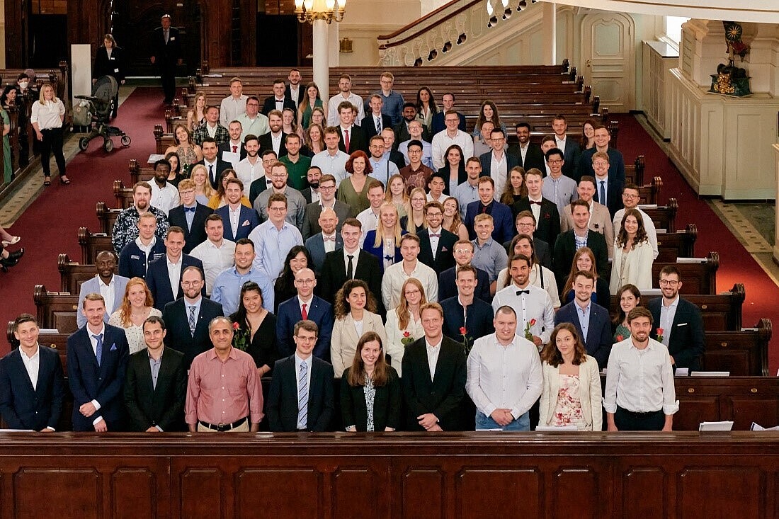 Zeugnisverleihung in der St. Michaelis Kirche Zeugnisverleihung in der St. Michaelis Kirche