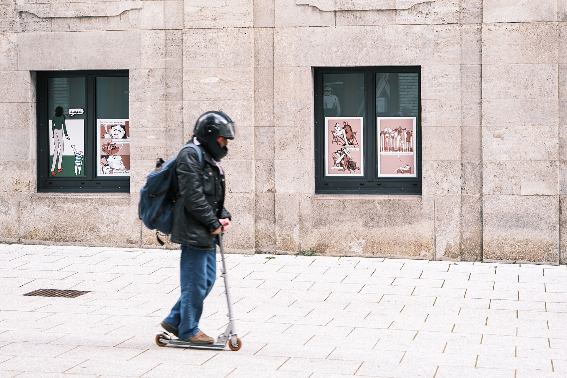 Comicbuchpreis_Ausstellung_Stuttgart_3
Eine Person fährt mit einem Roller am Comic-Aisschnitt von Mia Oberländer vorbei.