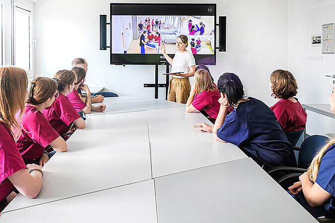 Studierende der Studiengänge Pflege dual B.Sc. und Hebammenwissenschaft B.Sc. im interdisziplinären Skills Lab