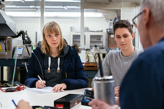 
                                Studierende des Departments Maschinenbau und Produktion im Labor Fertigungstechniken
                            