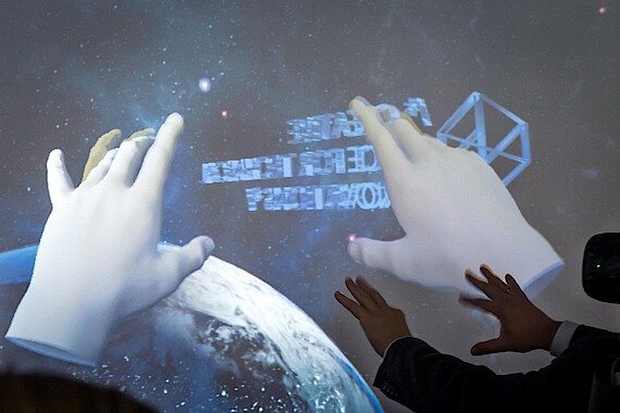 
                                Hände steuern eine Virtual Reality Anwendung
                            