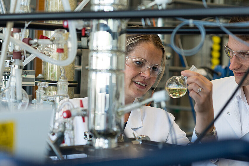 
                Studentin und Student im Labor
            