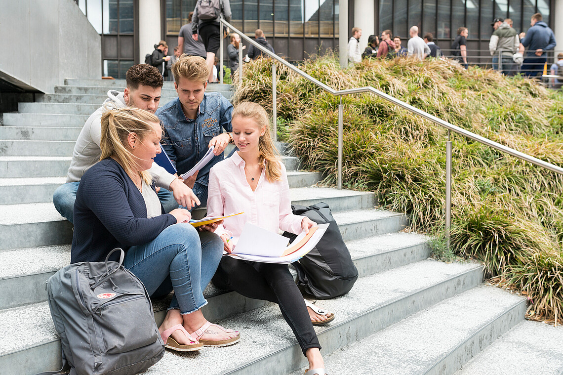 Campus Berliner Tor mit Studierenden