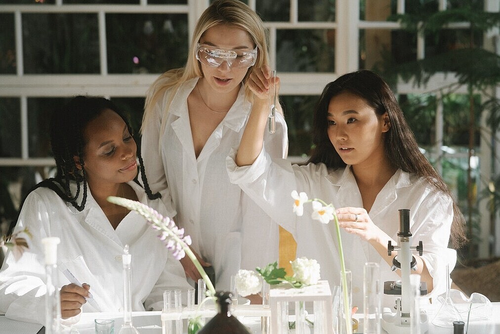 
                Drei Wissenschaftlerinnen/Gründerinnen
            