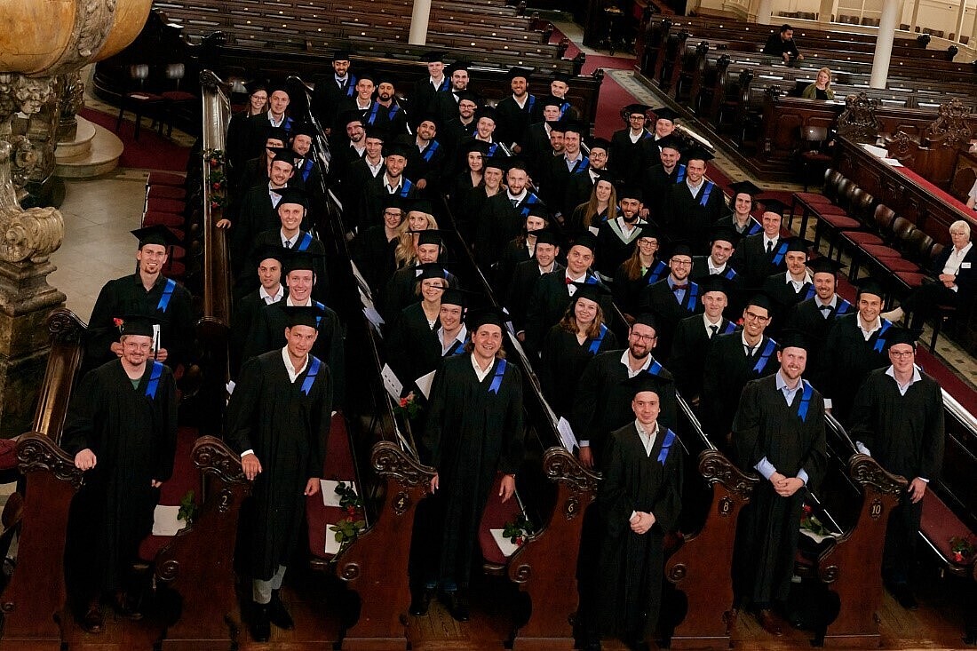 Zeugnisvergabe in der St. Michaelis Kirche. Zeugnisvergabe in der St. Michaelis Kirche.