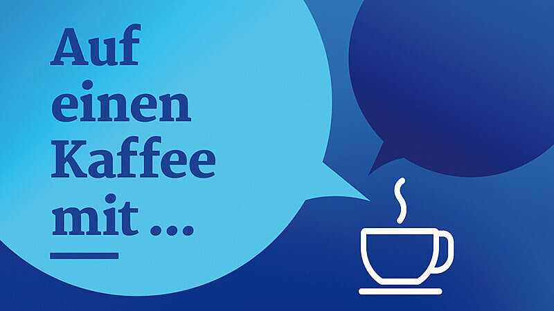 HAW Hamburg-Dialog: Auf einen Kaffee mit... Key Visual mit zwei Sprechblasen, dem Schriftzug Auf einen Kaffee mit... und einer Kaffeetasse