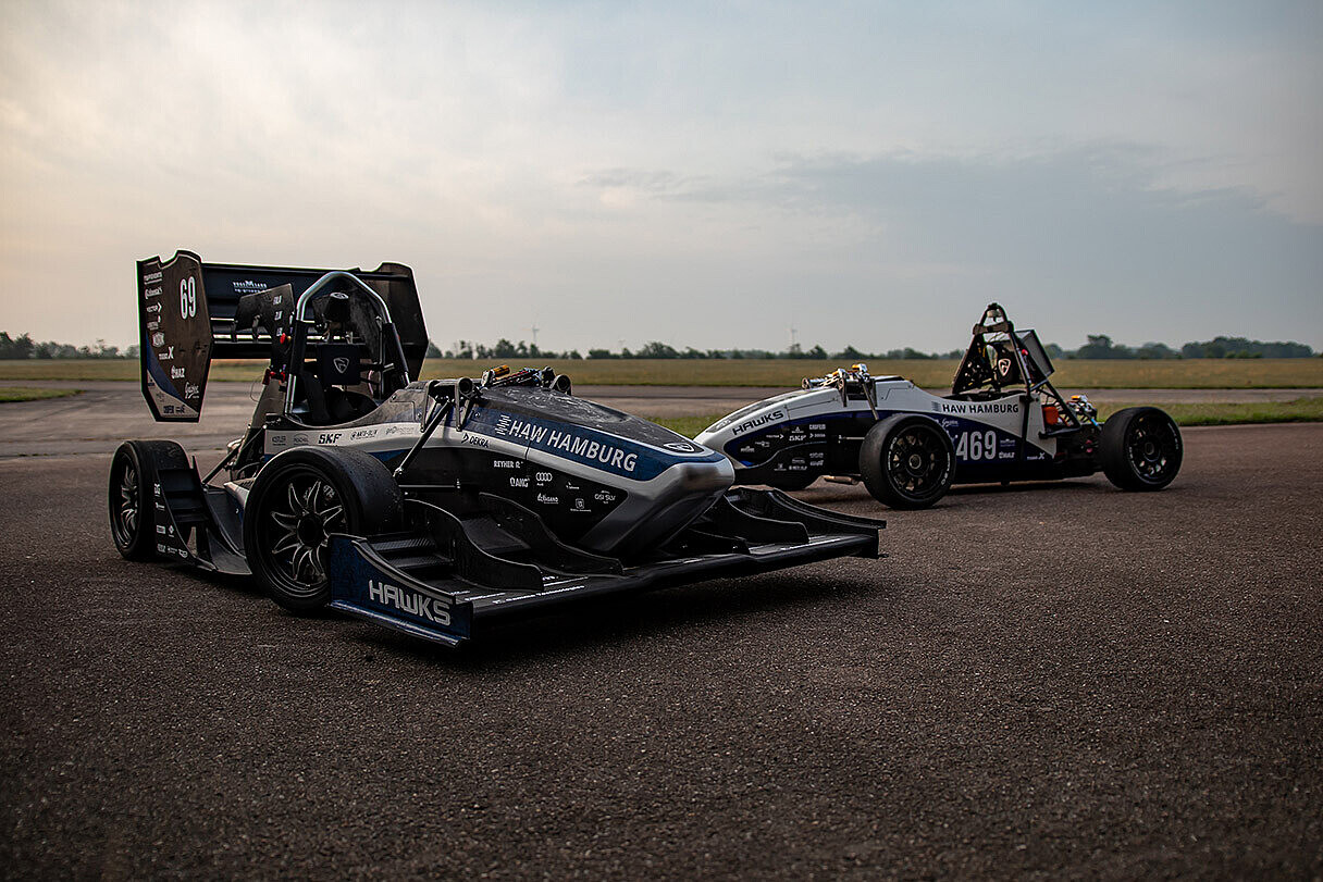 Zwei Rennwagen des HAWKS-Teams