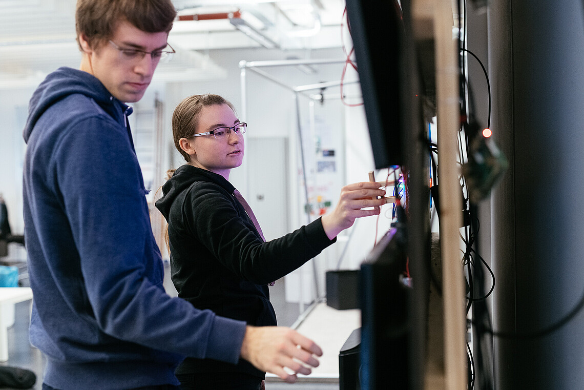 Studierende des Departments Medientechnik im GamesLab