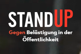 Das Bild zeigt die Worte Stand Up - Gegen Belästigung in der Öffentlichkeit der gleichnamigen Kampagne.