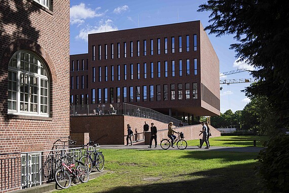 Kunst- und Mediencampus Finkenau im Sommer mit Blick auf den Neubau