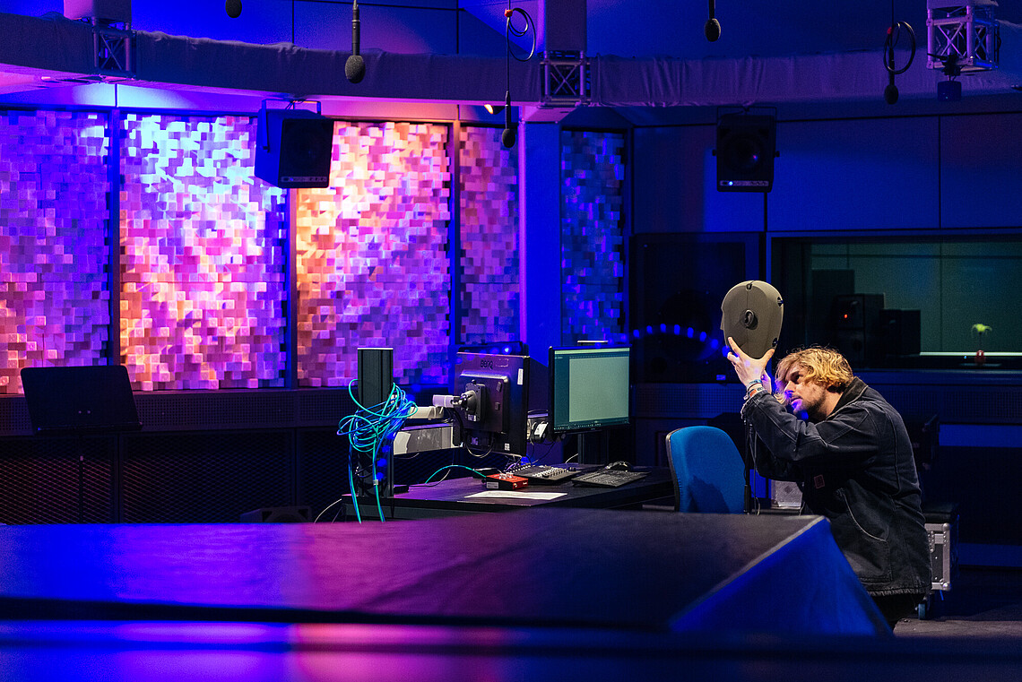 Studierende des Departments Medientechnik im Tonlabor