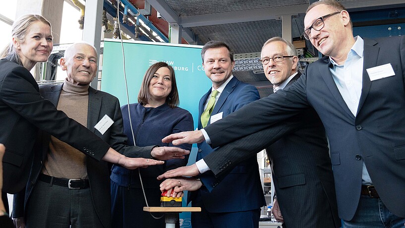 Die Eröffnung der Pilotanlage des Projekt READi-PtL am Campus Bergedorf. Die Eröffnung der Pilotanlage des Projekt READi-PtL am Campus Bergedorf. V.l.n.r.: Prof. Dr.-Ing. Anika Sievers (Professorin für Verfahrenstechnik an der HAW Hamburg), Prof. Dr. Werner Beba (Leiter des CC4E), Katharina Fegebank (2. Bürgermeisterin der Freien- und Hansestadt Hamburg und Senatorin für Wissenschaft, Forschung, Gleichstellung und Bezirke Hamburgs), Oliver Grundmann (Mitglied des Bundestages und Mitglied des Ausschusses für Umwelt, Naturschutz, nukleare Sicherheit und Verbraucherschutz des Bundestages), Prof. Dr.-Ing. Thomas Willner (Professor für Verfahrenstechnik und Leiter des Forschungsprojektes an der HAW Hamburg) und Thorsten Dunker (Geschäftsführer der Technologiefirma Nexxoil).