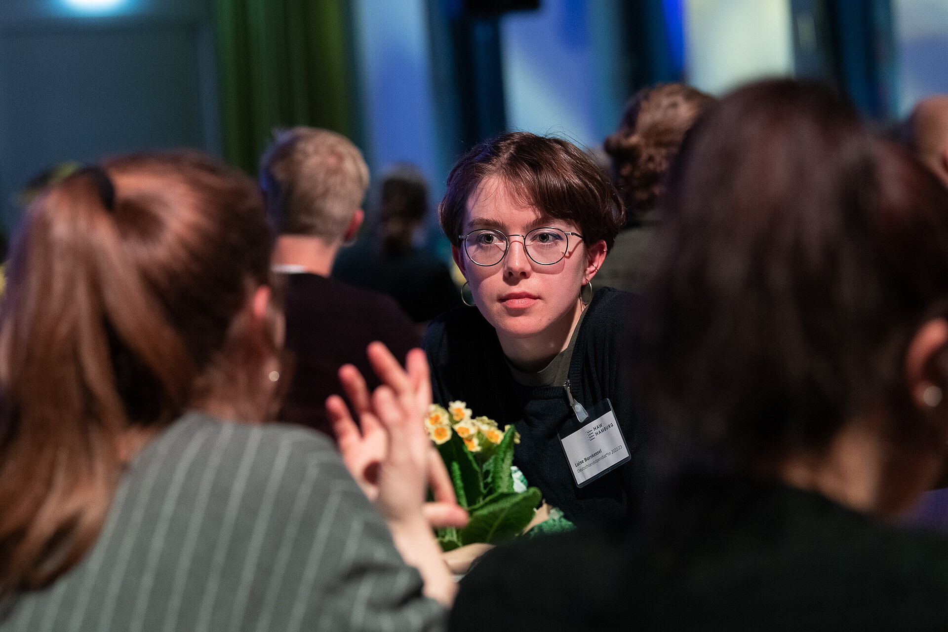 
                                                Stipendiat*innen erhalten die Urkunde zum Erhalt des einjährigen Deutschlandstipendiums
                                            