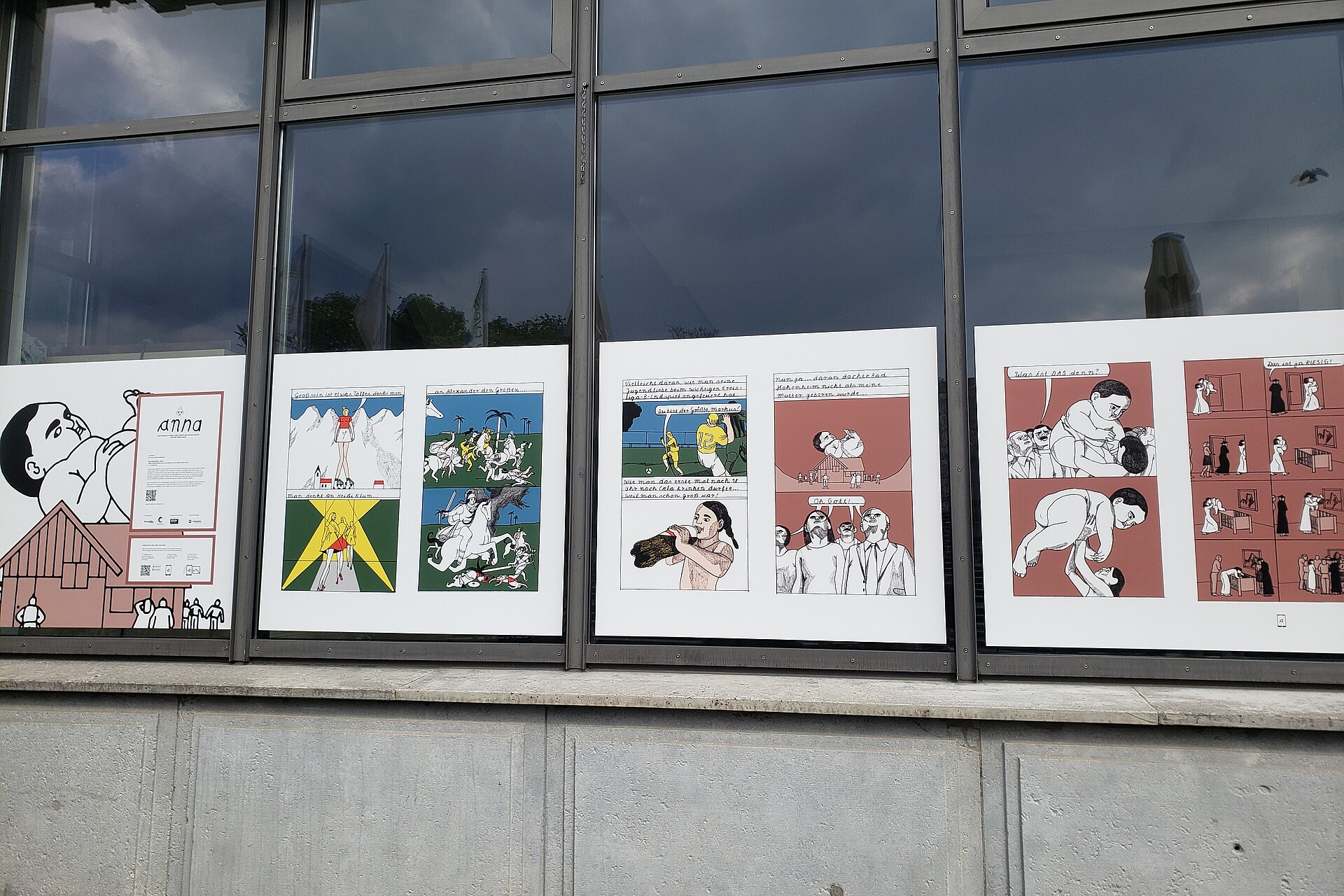 Comicbuchpreis_Ausstellung_Stuttgart
Ein Ausschnitt von Mia Oberländers Comic hängt in einem Schaufenster in Stuttgarts Innenstadt