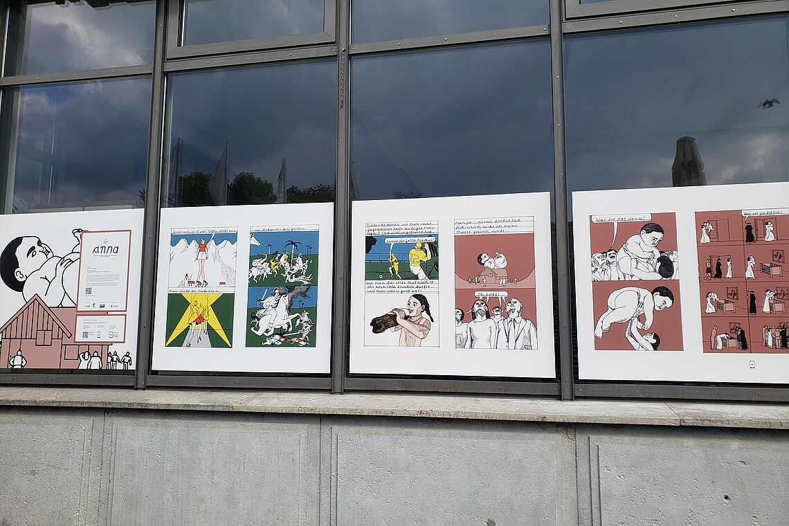 Comicbuchpreis_Ausstellung_Stuttgart Ein Ausschnitt von Mia Oberländers Comic hängt in einem Schaufenster in Stuttgarts Innenstadt