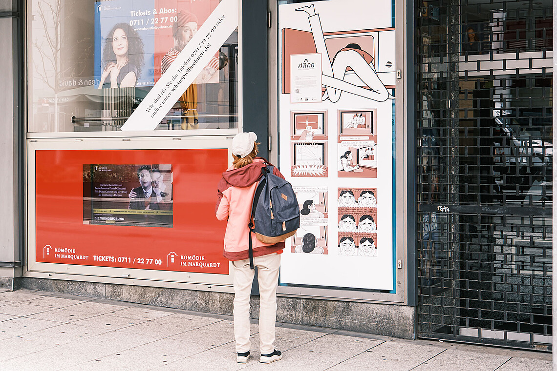 Comicbuchpreis_Ausstellung_Stuttgart_2 Der Comic ist in Stuttgart vom fünften bis zum 28. Mai 2021 zu sehen. Eine Frau schaut sich einen weiteren Auschnitt von Mia Oberländers Comic an.