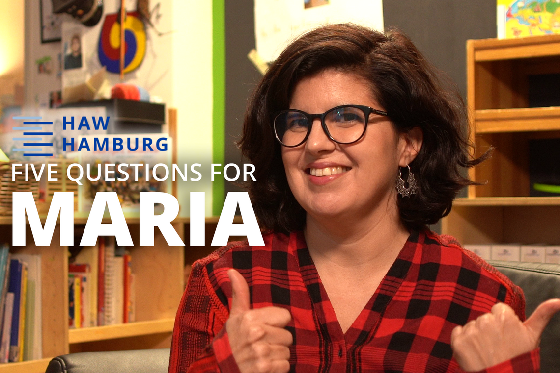 Studentin, die in Kamera lächelt