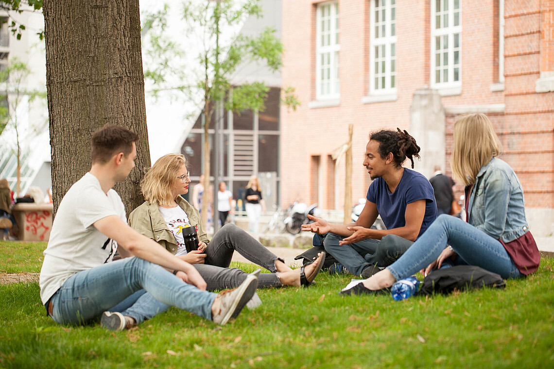 Students at Berliner Tor Campus